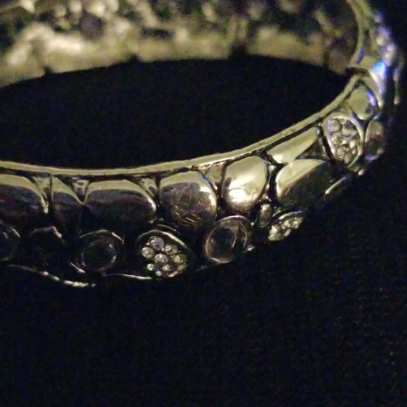 Silver-tone texture stretch bracelet - Picture 7 of 8